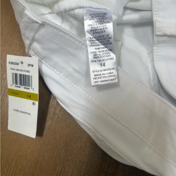 Democracy Women's Straight Leg White Jeans - Picture 4 of 4